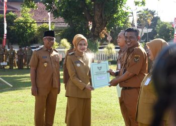 Wali Kota Vinanda Prameswati Serahkan SK Kenaikan Pangkat bagi 29 ASN Pemkot Kediri