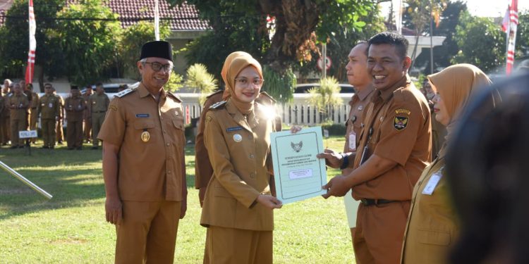 Wali Kota Vinanda Prameswati Serahkan SK Kenaikan Pangkat bagi 29 ASN Pemkot Kediri