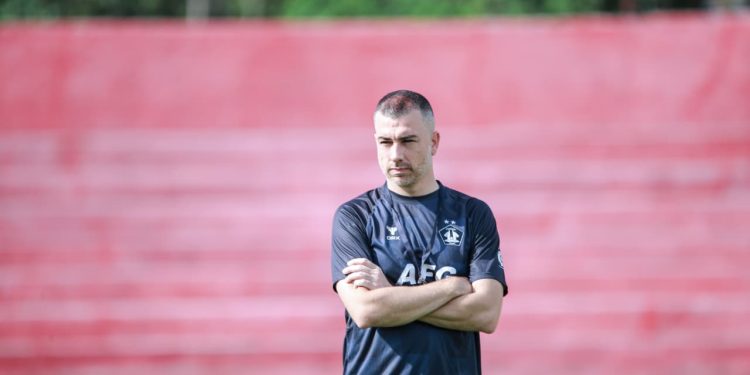 Manajemen Persik Kediri Pertahankan Pelatih Marcos Reina untuk Musim 2026/2027