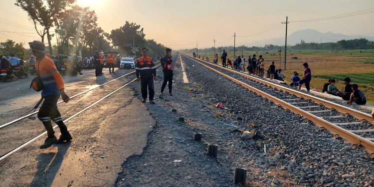 Jalur Kereta Bagor–Saradan Sempat Lumpuh Total Akibat KA Logawa Tertabrak Truk di Nganjuk