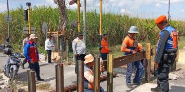 Tingkatkan Keselamatan Perjalanan Kereta, KAI Daop 7 Madiun Tutup Permanen Perlintasan Liar di Kras Kediri