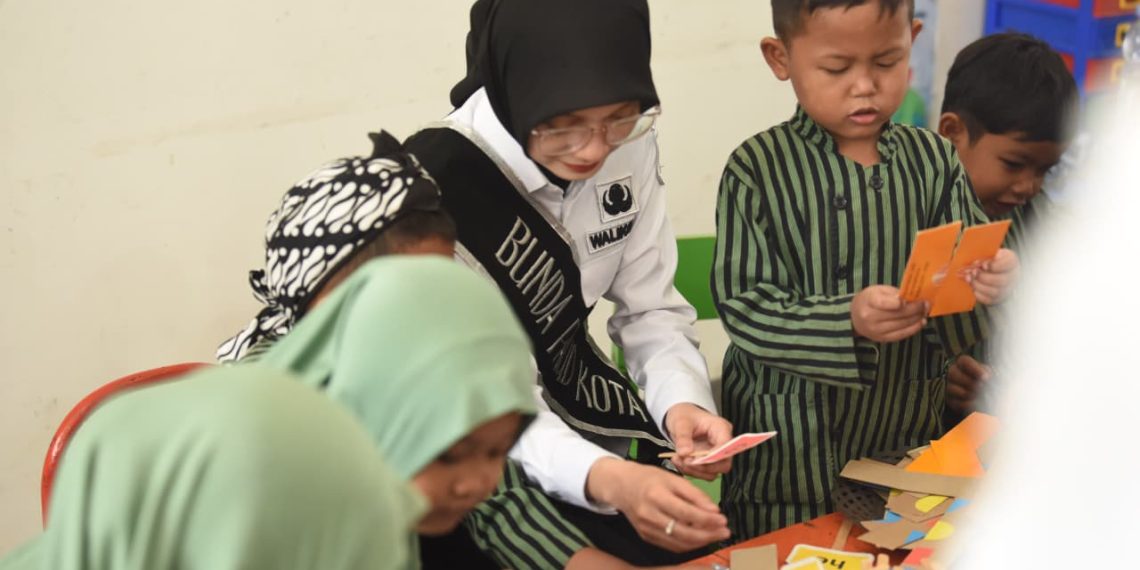 Melalui Gerakan IBUJARI, Wali Kota Kediri Vinanda Prameswati Jadi Guru Sehari dan Tanamkan Karakter Anak Sejak Dini