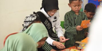 Melalui Gerakan IBUJARI, Wali Kota Kediri Vinanda Prameswati Jadi Guru Sehari dan Tanamkan Karakter Anak Sejak Dini