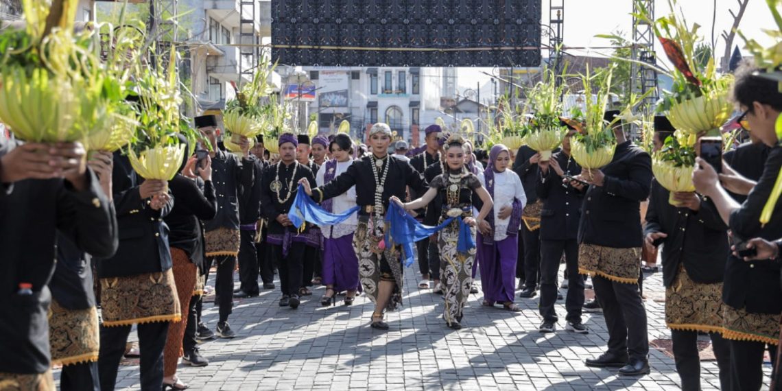Rekor MURI dan Pesta Rakyat Lengkapi Kemeriahan Nikah Massal Hari Jadi Ke-1147 Kota Kediri