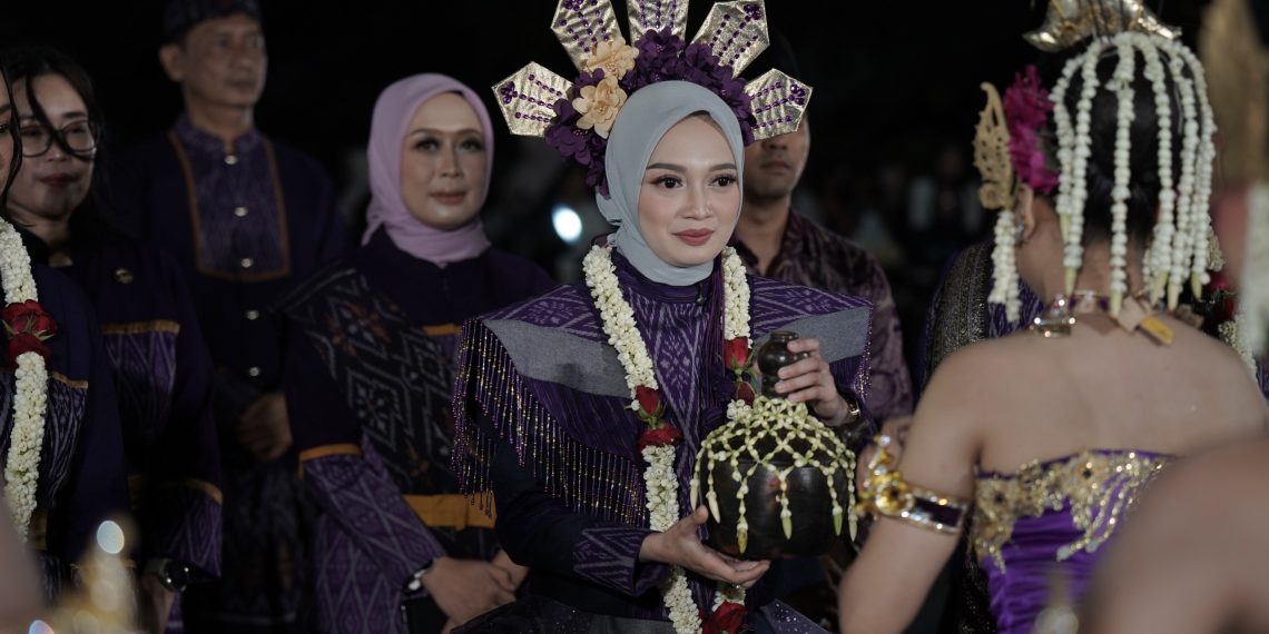 Anggun Berbusana Tenun Ikat Bandar Kediri di DNC 2026, Penampilan Wali Kota Vinanda Dipuji Zita Anjani