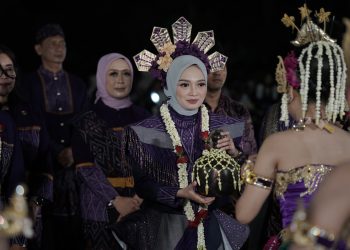Anggun Berbusana Tenun Ikat Bandar Kediri di DNC 2026, Penampilan Wali Kota Vinanda Dipuji Zita Anjani