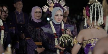 Anggun Berbusana Tenun Ikat Bandar Kediri di DNC 2026, Penampilan Wali Kota Vinanda Dipuji Zita Anjani