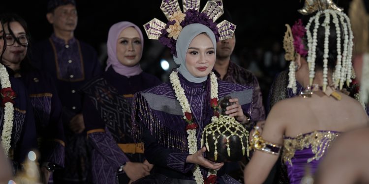 Anggun Berbusana Tenun Ikat Bandar Kediri di DNC 2026, Penampilan Wali Kota Vinanda Dipuji Zita Anjani