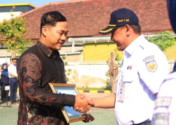 Pencegah Kecelakaan di JPL 303A Mengkreng Terima Penghargaan dari KAI Daop 7 Madiun