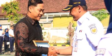Pencegah Kecelakaan di JPL 303A Mengkreng Terima Penghargaan dari KAI Daop 7 Madiun