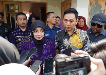 Tinjau Rumah Dampak Bencana di Singonegaran dan Mrican, Wali Kota Kediri Serahkan Bantuan BTT Perbaikan Rumah