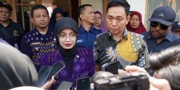 Tinjau Rumah Dampak Bencana di Singonegaran dan Mrican, Wali Kota Kediri Serahkan Bantuan BTT Perbaikan Rumah