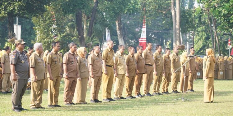 Hari Pertama Sekolah, Mbak Wali Gerakkan ASN Kediri Ikuti Aksi Ayah Mengantar Anak