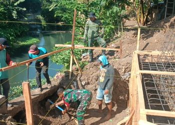 Dukung Akses Warga, Kodim 0809/Kediri Bangun Jembatan Perintis Garuda Merah Putih di Tarokan