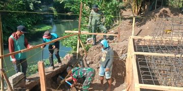 Dukung Akses Warga, Kodim 0809/Kediri Bangun Jembatan Perintis Garuda Merah Putih di Tarokan