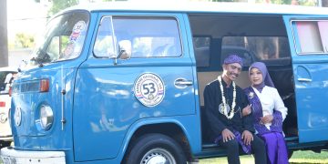 Unik, 53 Pasangan di Kota Kediri Gelar Nikah Massal dalam Mobil VW Kombi dan Raih Rekor MURI