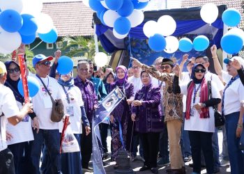 Buka Gerakan Pasar Murah Reuni Emas Palasari ’76, Wali Kota Kediri Apresiasi Kepedulian Alumni SMPN 1