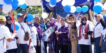 Buka Gerakan Pasar Murah Reuni Emas Palasari ’76, Wali Kota Kediri Apresiasi Kepedulian Alumni SMPN 1