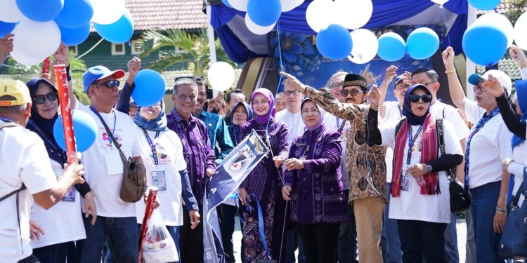 Buka Gerakan Pasar Murah Reuni Emas Palasari ’76, Wali Kota Kediri Apresiasi Kepedulian Alumni SMPN 1