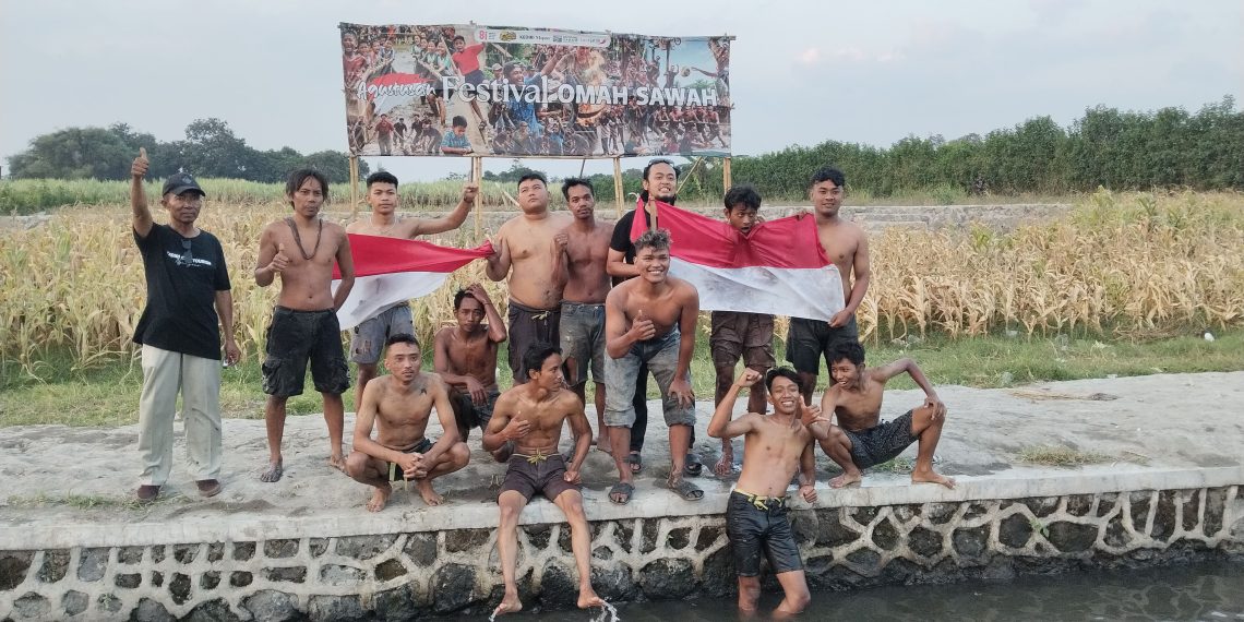 Tampil Solid, Tim PKL Jalan Dhoho Kediri Sabet Juara Panjat Pinang di Festival Omah Sawah