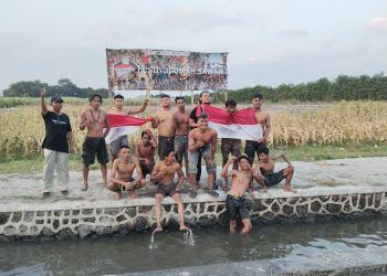 Tampil Solid, Tim PKL Jalan Dhoho Kediri Sabet Juara Panjat Pinang di Festival Omah Sawah