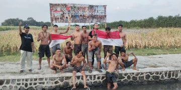 Tampil Solid, Tim PKL Jalan Dhoho Kediri Sabet Juara Panjat Pinang di Festival Omah Sawah