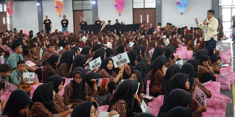 Sinergi Program KEJAR dan Sangu Sampah, OJK Kediri Ajak Pelajar Trenggalek Menabung Sejak Dini