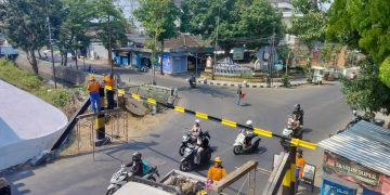 KAI Daop 7 Madiun Imbau Pengguna Jalan Waspadai Batas Ketinggian Usai Insiden Pembatas Ditabrak Kendaraan