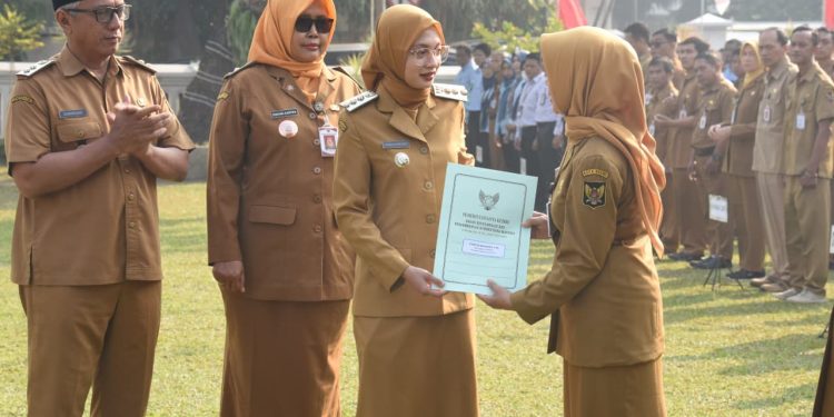 Serahkan SK Kenaikan Pangkat 11 ASN, Wali Kota Kediri Dorong Peningkatan Kualitas Pelayanan Publik