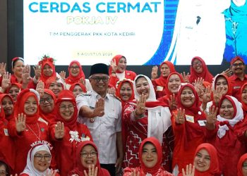 Meningkatkan Kualitas Kader PKK, Wawali Kota Kediri Serahkan Piala Lomba Cerdas Cermat Pokja IV