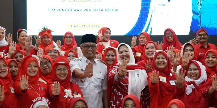 Meningkatkan Kualitas Kader PKK, Wawali Kota Kediri Serahkan Piala Lomba Cerdas Cermat Pokja IV