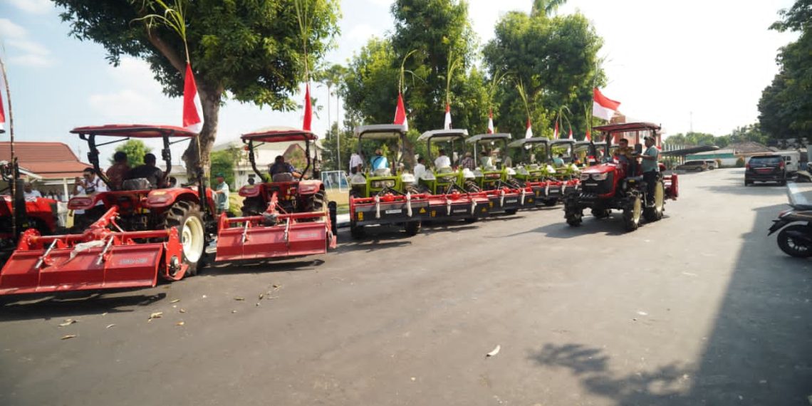 Dukung Ketahanan Pangan, Bupati Kediri Salurkan 216 Unit Alsintan untuk Kelompok Tani