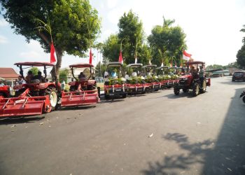Dukung Ketahanan Pangan, Bupati Kediri Salurkan 216 Unit Alsintan untuk Kelompok Tani