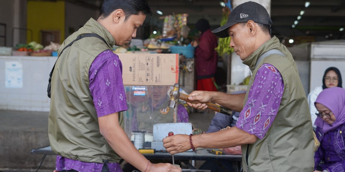 Pastikan Akurasi Timbangan, Disperdagin Kota Kediri Gelar Sidang Tera Ulang Jemput Bola di Pasar Setono Betek