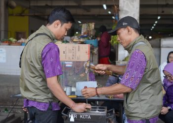 Pastikan Akurasi Timbangan, Disperdagin Kota Kediri Gelar Sidang Tera Ulang Jemput Bola di Pasar Setono Betek