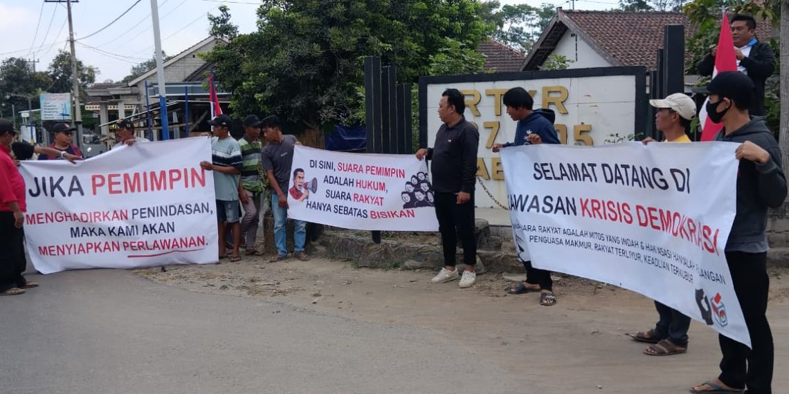 Diberhentikan Sepihak, 12 Ketua RT di Desa Duwet Kediri Gelar Aksi Protes dan Bentangkan Spanduk Kekecewaan