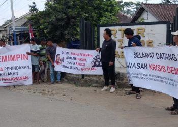 Diberhentikan Sepihak, 12 Ketua RT di Desa Duwet Kediri Gelar Aksi Protes dan Bentangkan Spanduk Kekecewaan