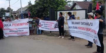 Diberhentikan Sepihak, 12 Ketua RT di Desa Duwet Kediri Gelar Aksi Protes dan Bentangkan Spanduk Kekecewaan