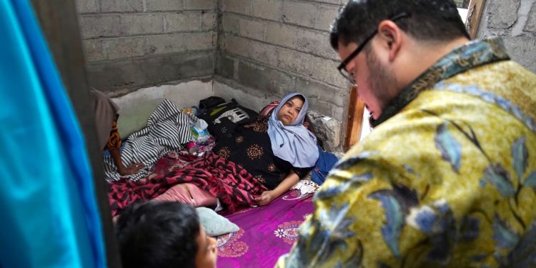 Bupati Kediri Kunjungi Marfelino, Bocah 11 Tahun yang Merawat Ibunya Seorang Diri