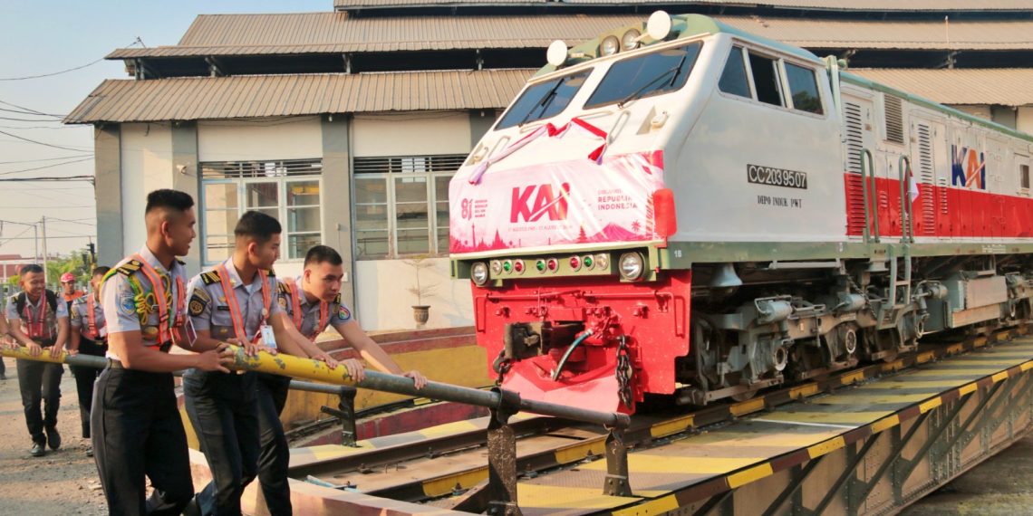 Peringati HUT Ke-81 RI, KAI Daop 7 Madiun Gandeng Komunitas dan Mahasiswa Hias Lokomotif KA Manja
