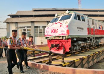 Peringati HUT Ke-81 RI, KAI Daop 7 Madiun Gandeng Komunitas dan Mahasiswa Hias Lokomotif KA Manja