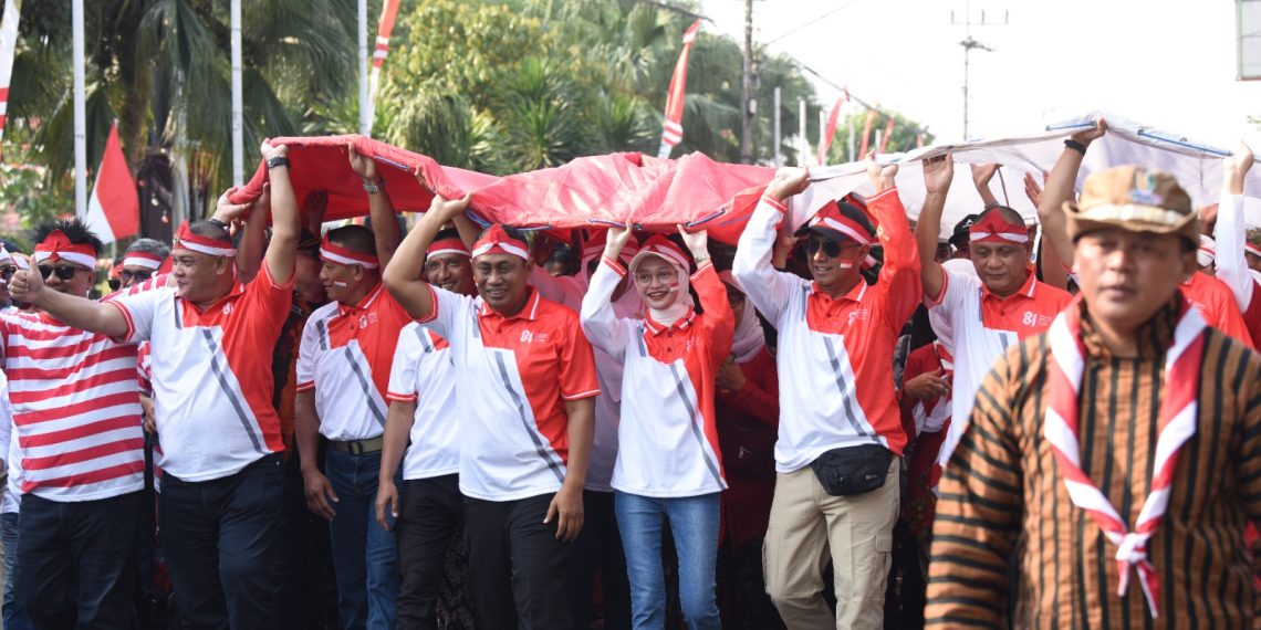 Semarakkan HUT Ke-81 RI, Wali Kota Vinanda Berangkatkan Kirab Merah Putih Raksasa Menuju Gunung Klotok