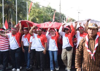 Semarakkan HUT Ke-81 RI, Wali Kota Vinanda Berangkatkan Kirab Merah Putih Raksasa Menuju Gunung Klotok