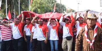 Semarakkan HUT Ke-81 RI, Wali Kota Vinanda Berangkatkan Kirab Merah Putih Raksasa Menuju Gunung Klotok