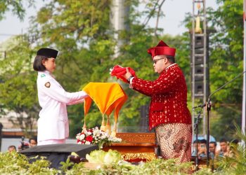 Pimpin Upacara HUT Ke-81 RI, Bupati Kediri Ajak Warga Jaga Persatuan dan Doakan Korban Bencana