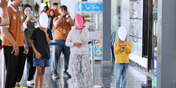 Semarakkan HUT Ke-81 RI, KAI Daop 7 Madiun Bagikan Suvenir Hingga Upgrade Layanan Gratis bagi Pelanggan