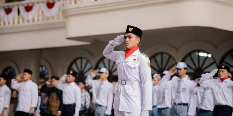 Ribuan Santri Ponpes Wali Barokah Kediri Gelar Upacara Peringatan HUT Ke-81 RI