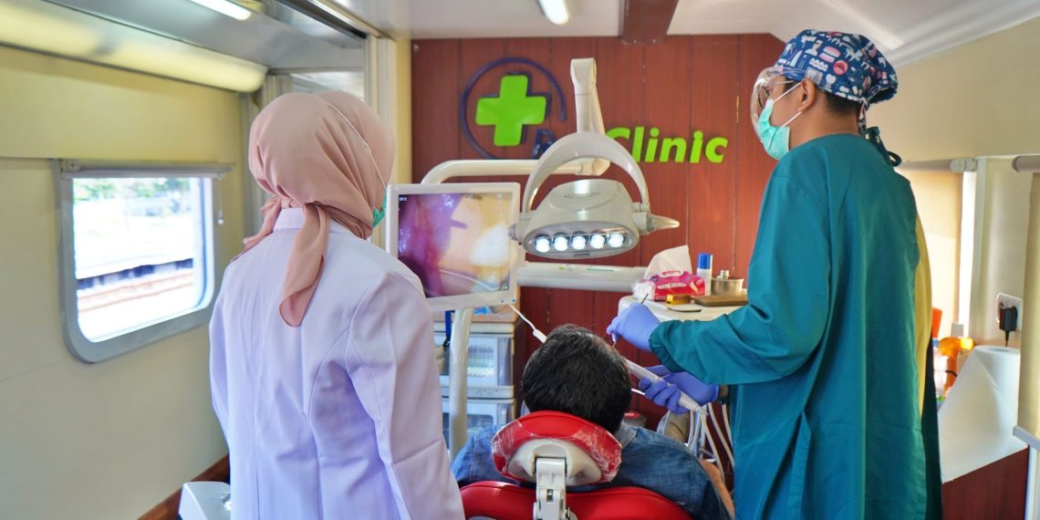 KAI Daop 7 Madiun Gelar Bakti Sosial Rail Clinic di Stasiun Geneng dan Salurkan Bantuan