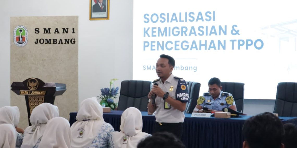Cegah TPPO dan Sosialisasi POLTEKIMIPAS, Kantor Imigrasi Kediri Edukasi Siswa SMAN 1 Jombang
