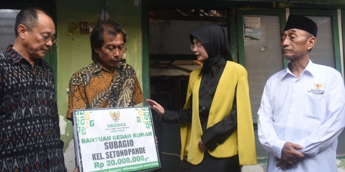Wali Kota Kediri Bersama Baznas Salurkan Bantuan Bedah Rumah untuk Warga Setonopande